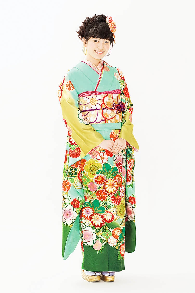 ベースの淡い緑がかわいらしい振袖
