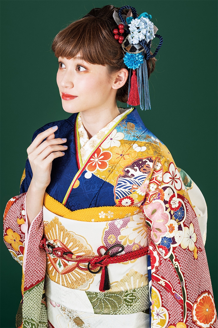 松竹梅など古典文様が散りばめられ、晴れの日にぴったりです。