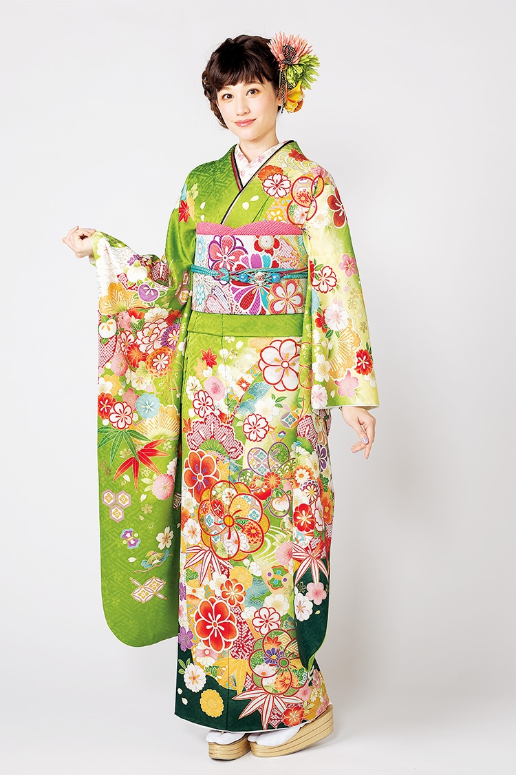 優しい色の地色でかわいらしい振袖です。