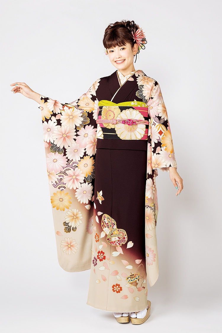 シックな濃色に甘い色合いの花々とこっぽりの柄がが愛らしい振袖です。