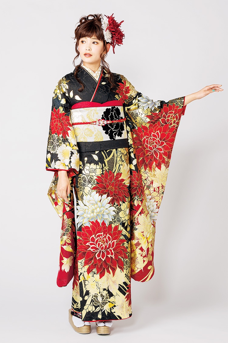 シックな黒色地にあふれんばかりの花を散りばめた豪華な振袖です。