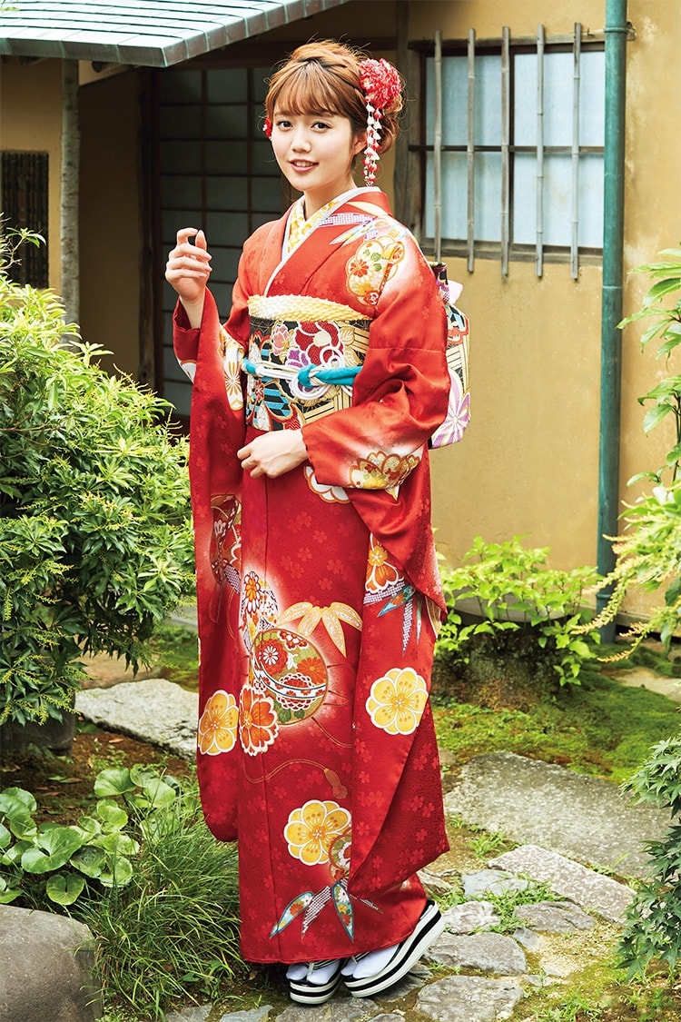 朱色がかった赤地色にシンプルなデザインの振袖です。