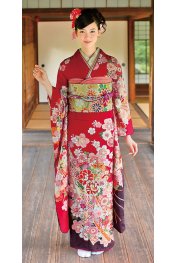 赤の振袖。裾は濃い色でくっきりと。