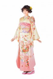 花薬玉(くすだま)や吉祥文様。金駒刺繍や金箔の細工のはなやかさ。