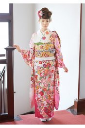 きれいて、やさしく、伝統の古典柄。成人式のお祝いにふさわしいお振袖。。