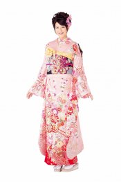 ピンクに赤をきかせた古典柄の振袖。やわらかな色あいの美しさ。