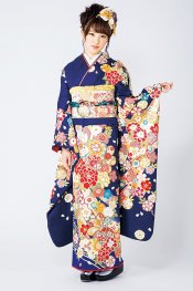 めずらしい藍色のベースが大人っぽい印象の振袖