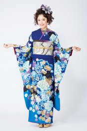 ベースの青色が鮮やかな振袖