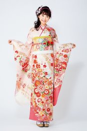 うすいピンク色ベースのかわいい振袖