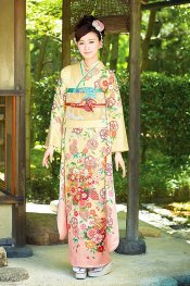 黄色ベースのかわいい古典柄の振袖