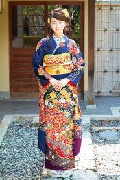 青色ベースで落ち着いた雰囲気の振袖