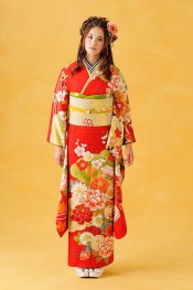 朱色に近い赤色ベースなので、落ち着いて見えます。