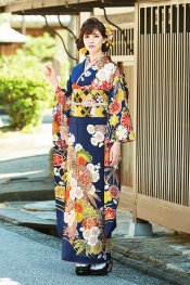 濃いめの青ベースで、柄が映えるデザインです
