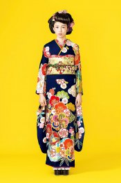 濃い色ベースなので柄がより一層引き立ちます