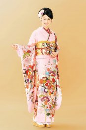 やさしいピンクベースの振袖です
