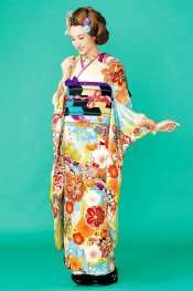 暖色系のベースでかわいい雰囲気の振袖です