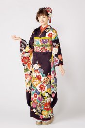 シックな紫色地に色とりどりの花柄がかわいい振袖です。