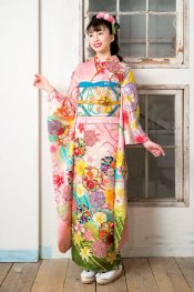 可愛らしいピンクの襟元から裾にかけての緑が、とても印象的です。