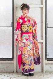 赤(濃ピンク)から裾の紫への色の変化がとても美しいデザインです。