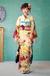 淡い黄色をバックに描かれた梅の花が可愛らしく柔らかな印象です。