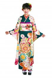 深い緑に咲き誇る色とりどりの花々がとても華やかな印象ですね。