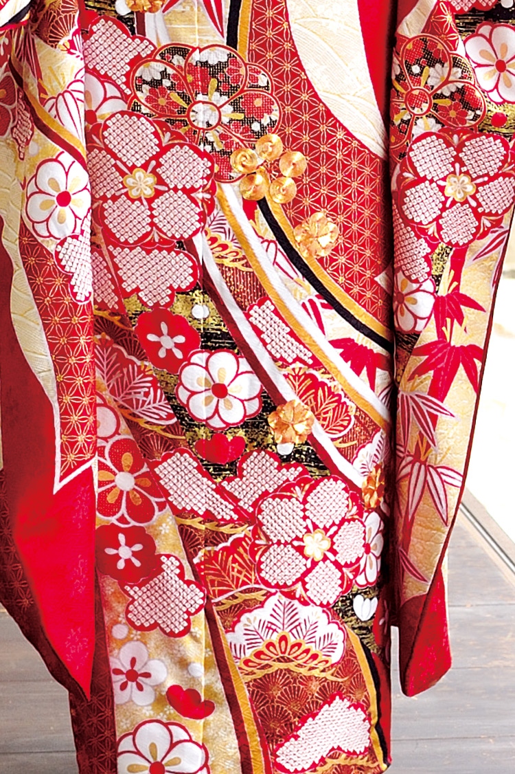 各所に散りばめられた金の花弁が素敵なアクセントになっています。