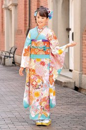 全体的にポップな色合いで軽やかな印象を与えてくれますね。