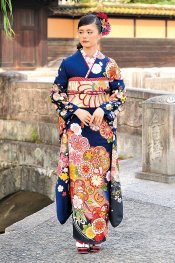 深い泉のような上品な青色です。素敵な柄がより映えますね。