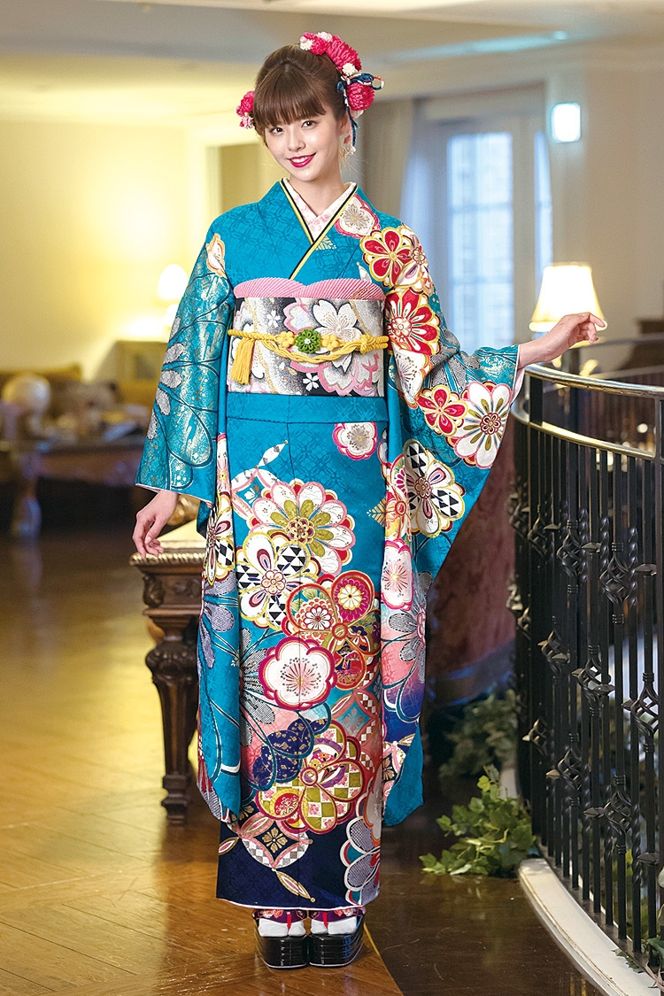 鮮やかなブルーに大小様々の花が咲き乱れています。