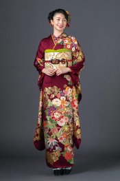 紫色地が落ち着いた大人の雰囲気の振袖です。