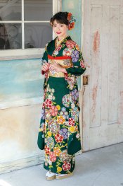 深い緑色に色とりどりの花々が映え、美しいですね。