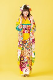 着るだけで自分も周りの人も元気になれそうな黄色地がとて素敵ですね。