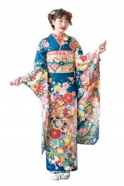 深みのある青緑色に散りばめられた花々や宝尽くし文様が華やかな振袖です。