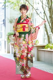 深い緑色に赤の対比が艶やかな古典の趣もある振袖です。