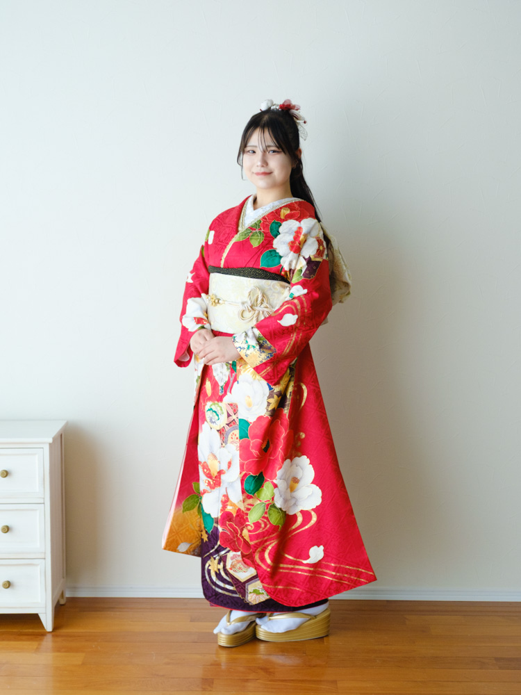 鮮やかな赤地に、花々が咲き誇る美しいデザインです。
