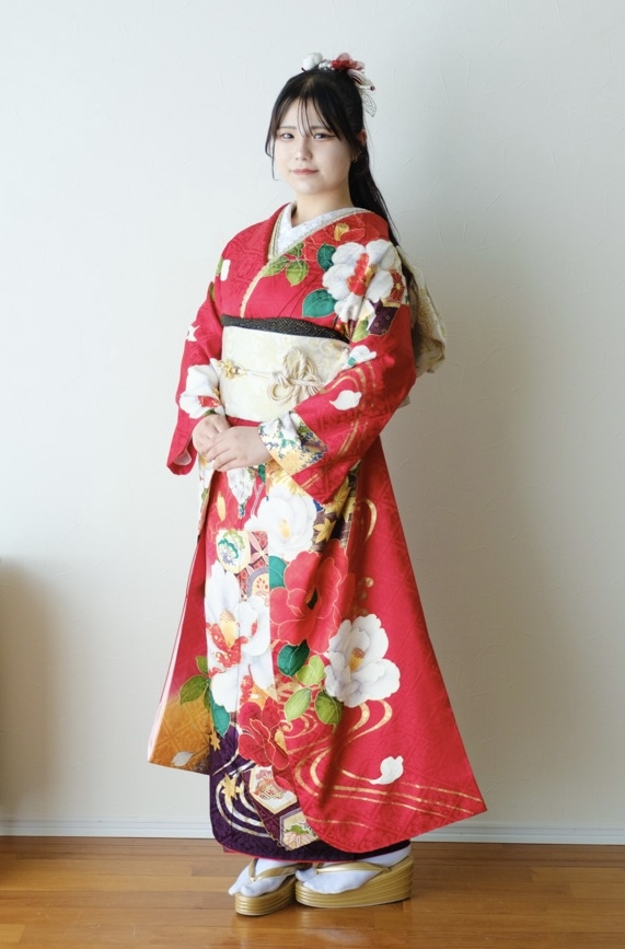 鮮やかな赤地に、花々が咲き誇る美しいデザインです。