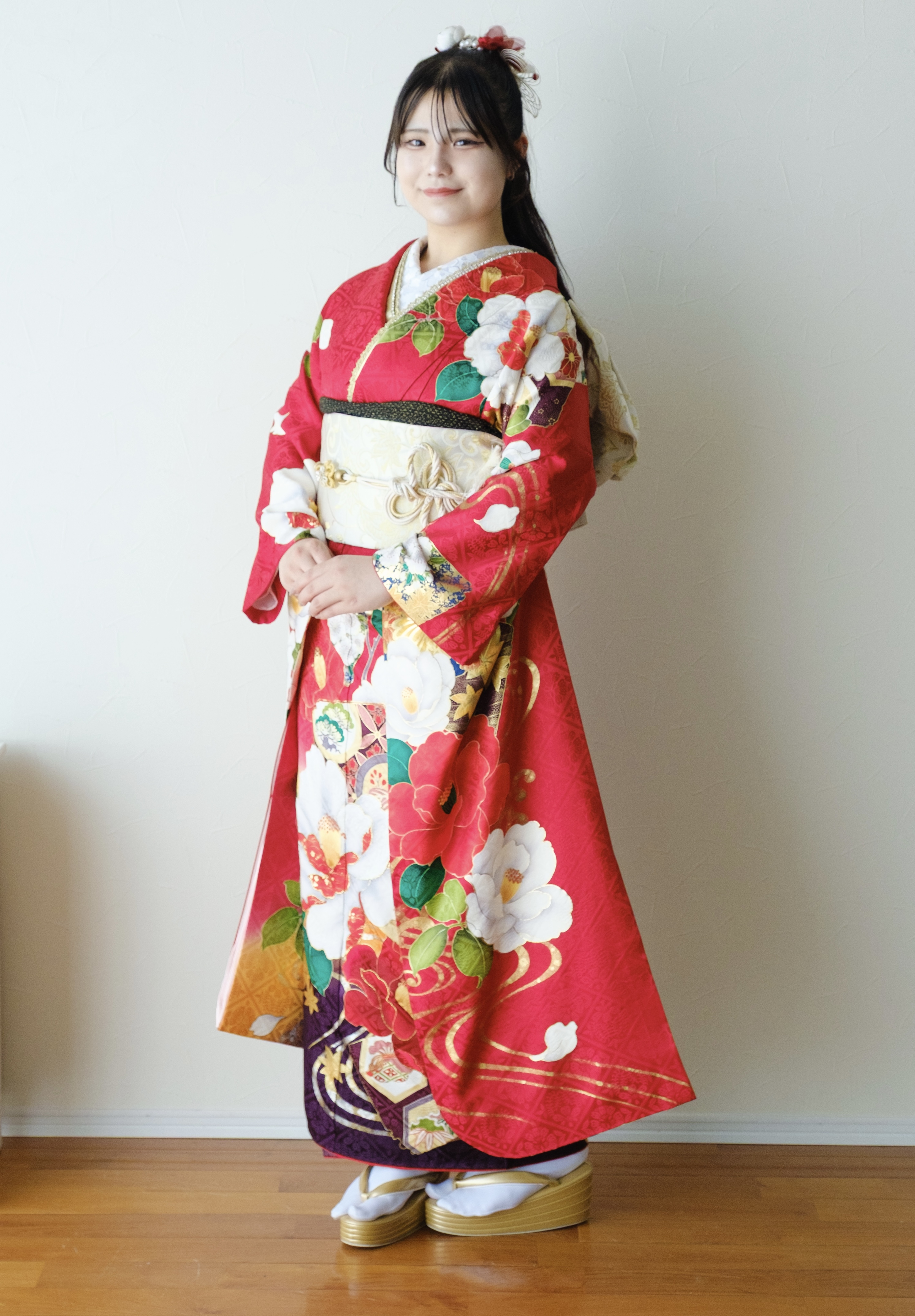 鮮やかな赤地に、花々が咲き誇る美しいデザインです。