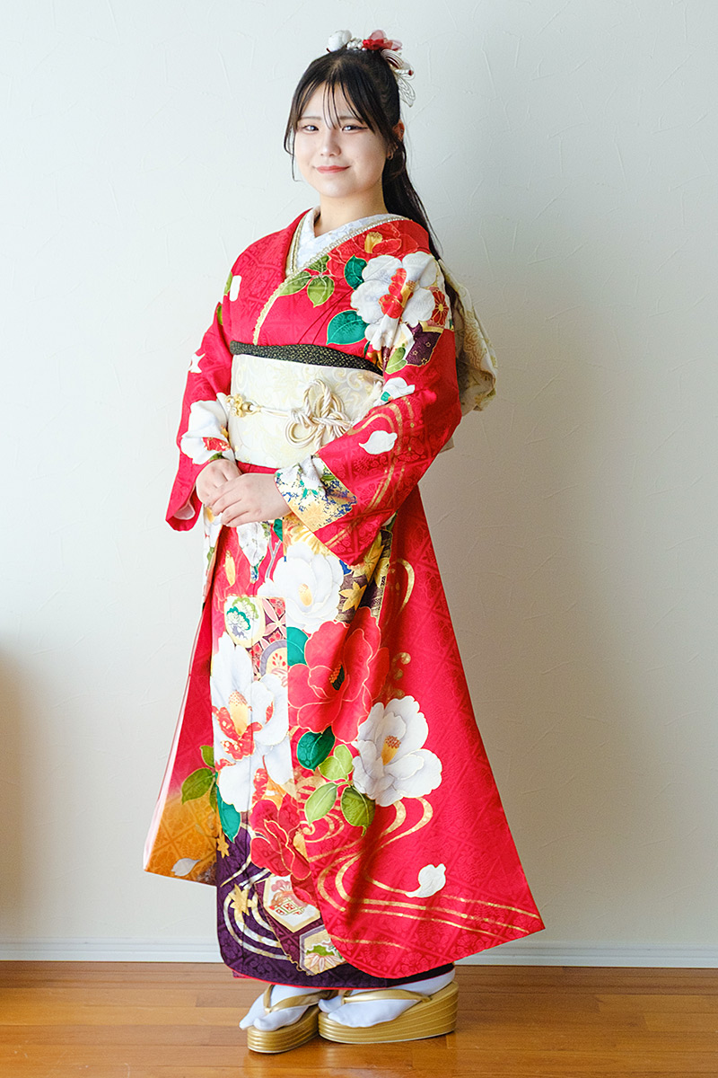 鮮やかな赤地に、花々が咲き誇る美しいデザインです。
