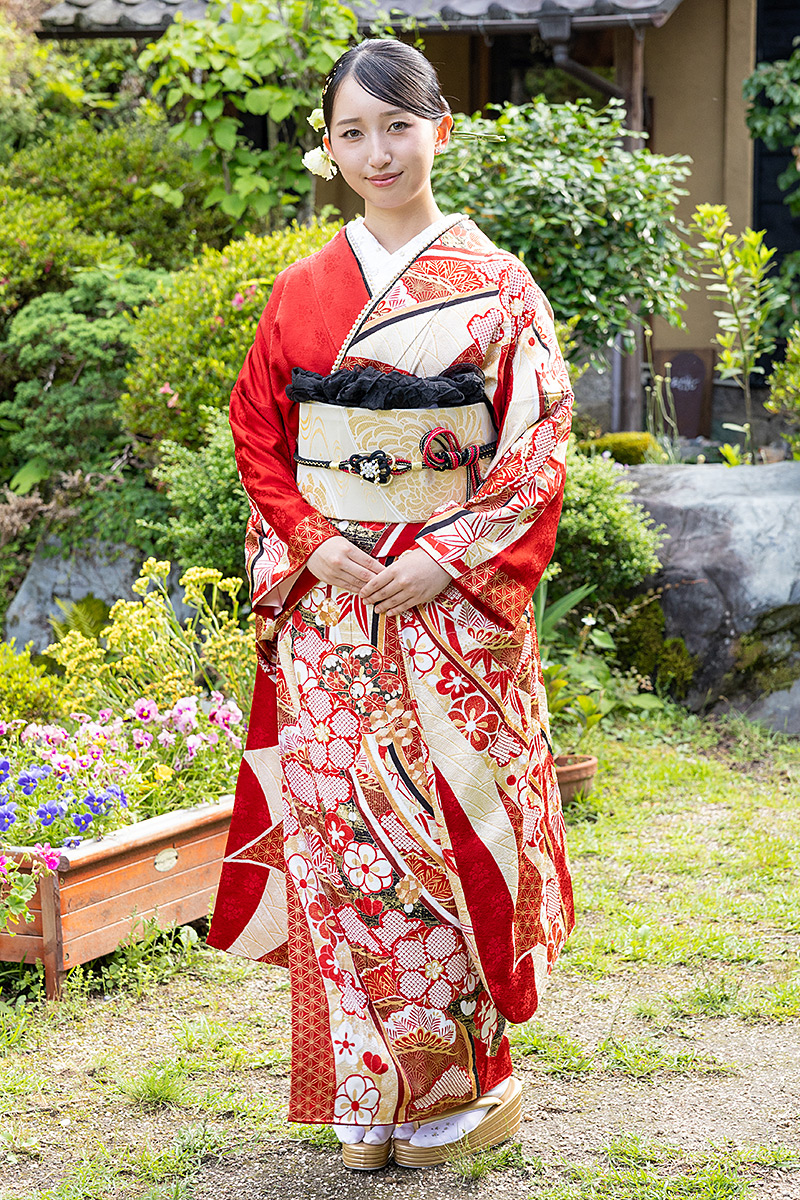 鮮やかな赤と流れるように描かれた桜の花弁が大人の雰囲気を醸し出します。
