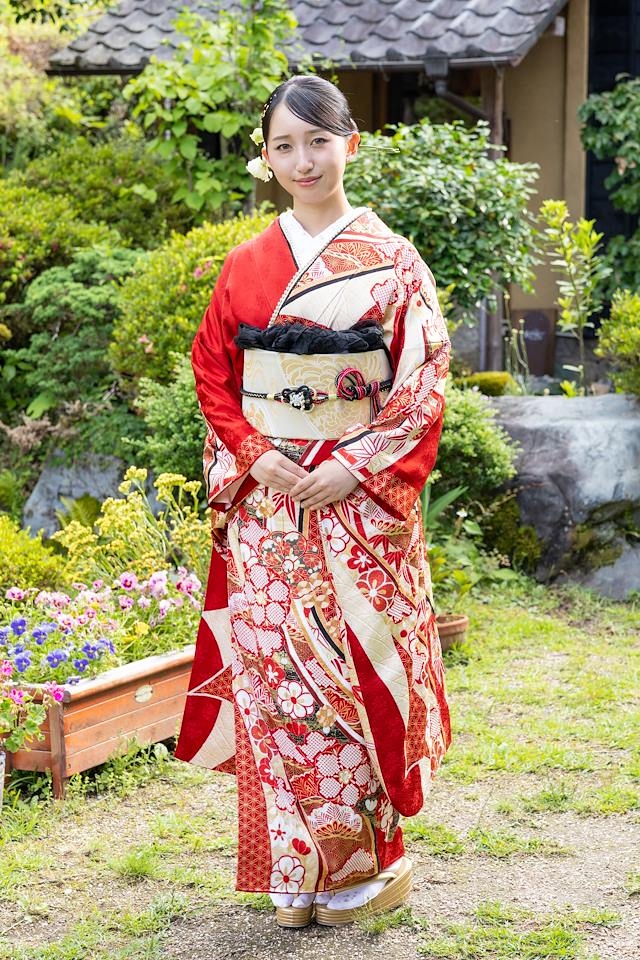 鮮やかな赤と流れるように描かれた桜の花弁が大人の雰囲気を醸し出します。